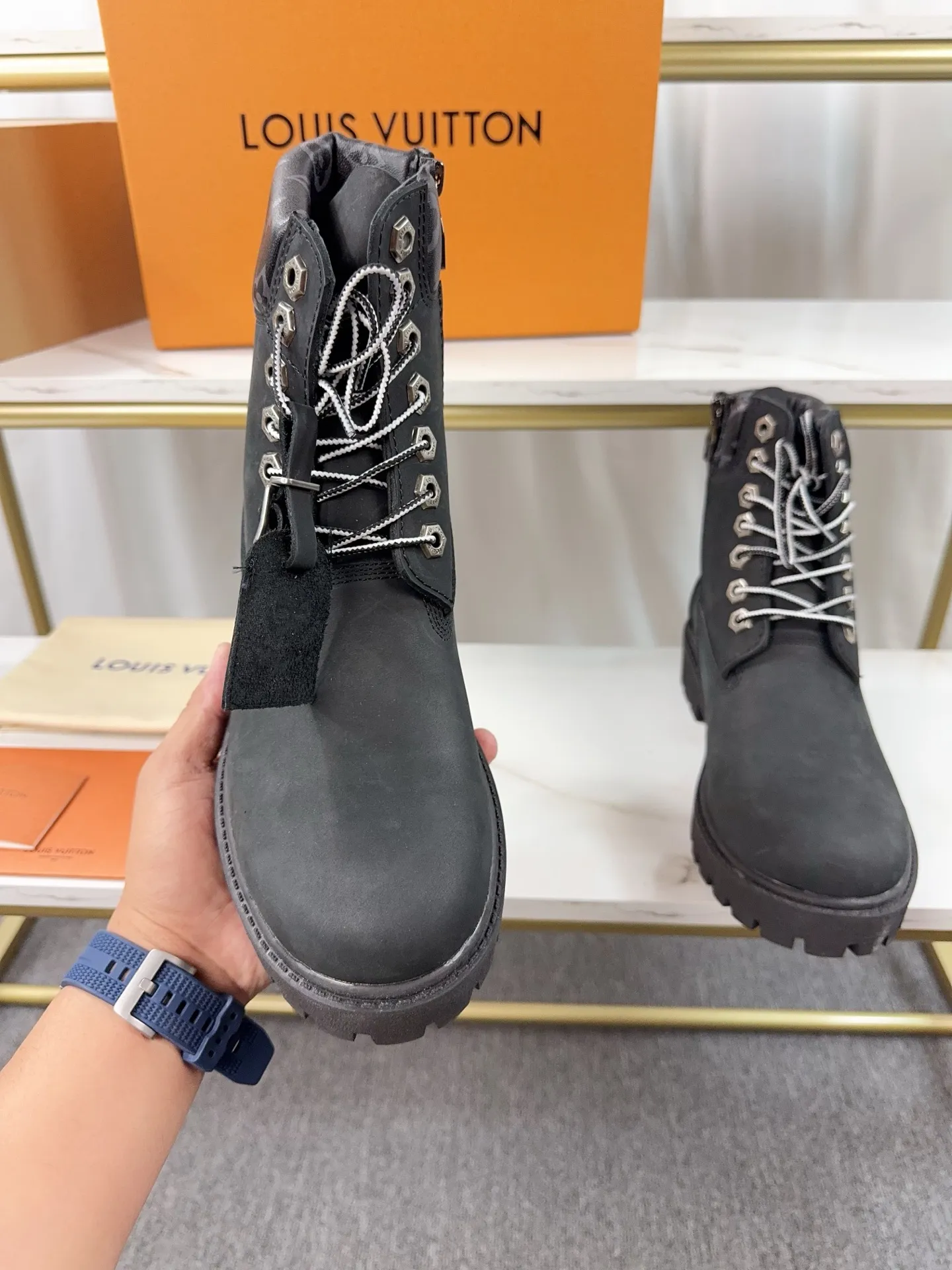 Couple model 💰700 ❤️Top version: Couple model LV x Timberland Timberland joint model Presbyopia Embossed Rhubarb boots Ankle boots Short boots LV x Timberland ankle boots are made of Monogram embossed waterproof nubuck cow leather, relying on the brand's exquisite craftsmanship to carefully reshape the classic Timberland 6-inch boot shape in Italy, and make an eye-catching appearance in 2024 created by Pharrell Williams with American workwear style Autumn and winter menswear show. Monogram embossed tongue, original Timberland laces and outsole are exquisite details, and the leather label expresses the cooperation logo. Exquisite packaging at the delivery counter🛍📦 ▪️Material: Original customized imported first-layer cowhide ▪️Inner lining: Original customized leather lining/mesh lining ▪️Outsole: Original molded anti-slip rubber material ▪️Sole thickness: 3.5CM ▪️Size: Women's 35-40 Men's 39-46